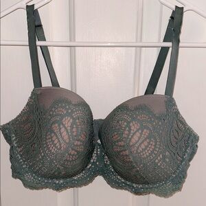 Elegant Lace Underwire Bra in Green Victoria secret great condition lined demi